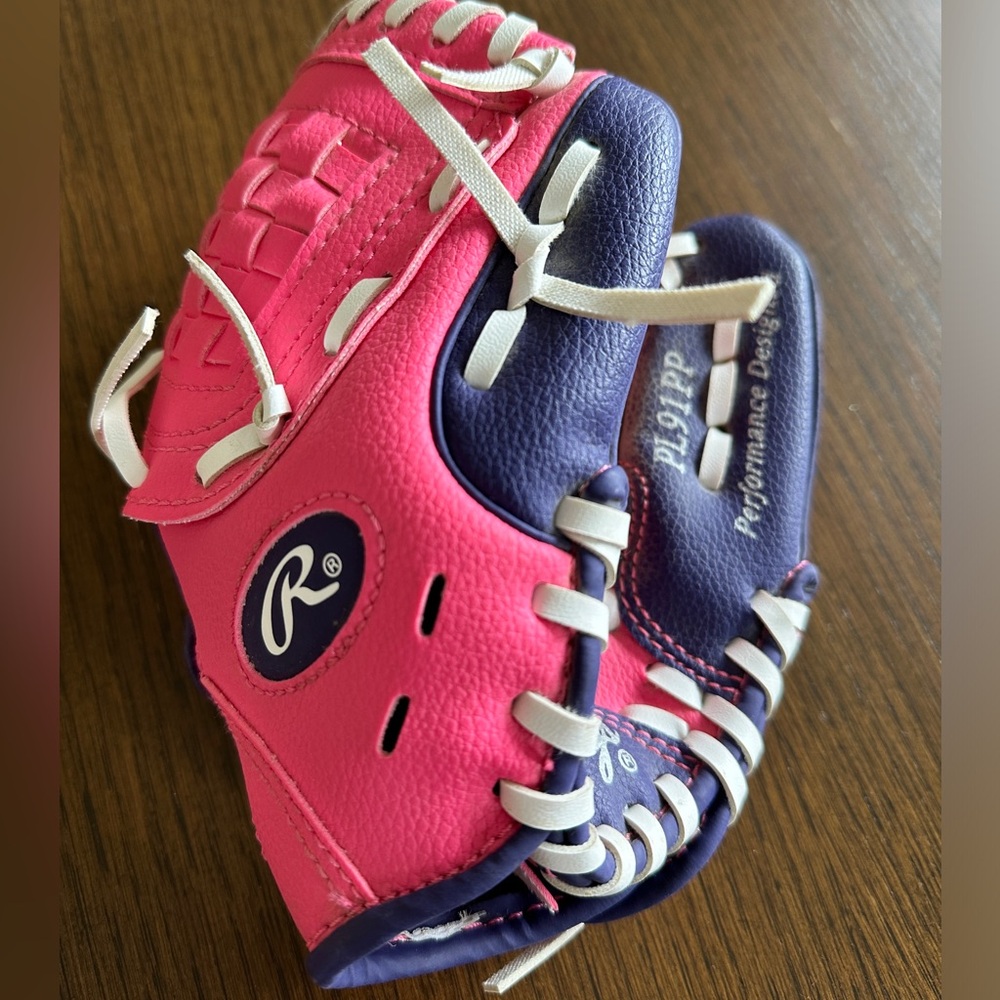 Selling a kids 9” Rawlings baseball glove